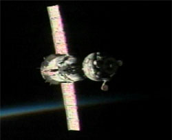 La nave Soyuz TMA-5 se acerca a la estacin para atracar en el amanecer orbital. Credito: NASA TV