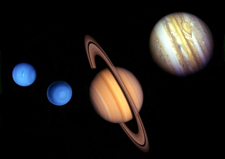 La NASA creó esta tabla de comparación de tamaños para los planetas exteriores gigantes del sistema solar basada en imágenes de las misiones Voyager. Crédito: NASA / JPL-Caltech