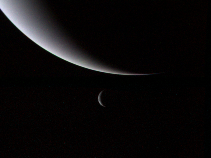  Neptune et sa plus grande lune Triton sont représentés dans cette vue de la mission Voyager 2 de la NASA en 1989. Crédit: NASA 