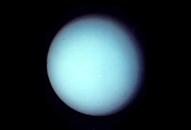 Die Voyager 2-Mission der NASA hat dieses Bild von Uranus während ihres Vorbeiflugs im Januar 1986 aufgenommen, der einzigen Begegnung mit dem fernen Eisriesen. Credit: NASA