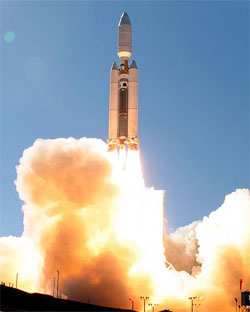 Titan climbs away on the power of its twin solid rocket boosters. Credit: Gene Blevins LA Daily News.