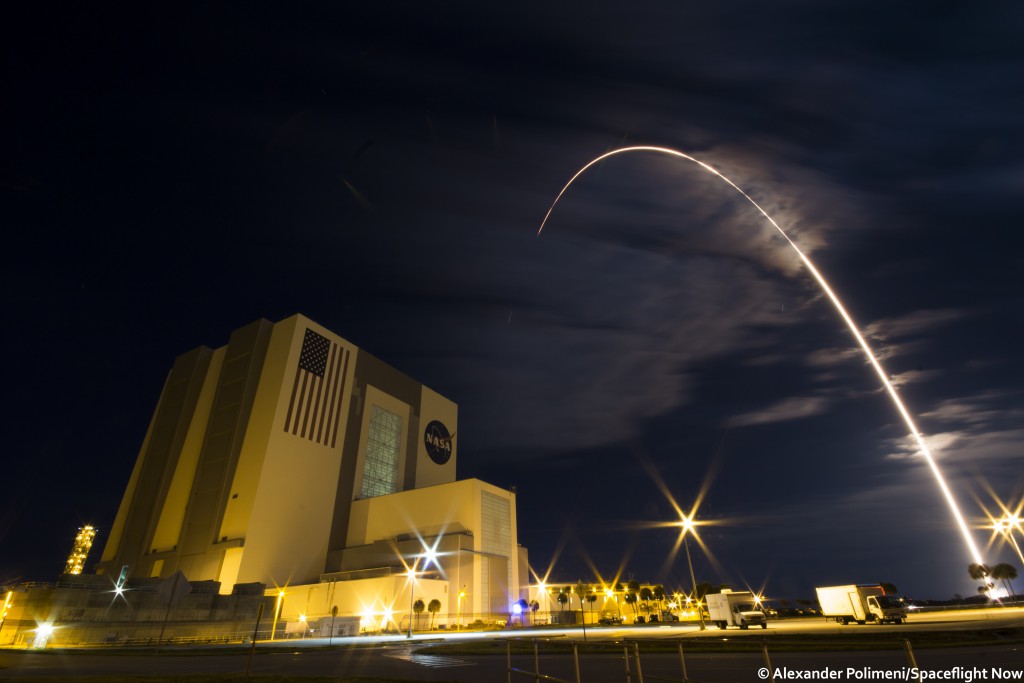 The Atlas 5 streaks to orbit. Credit: Alex Polimeni / Spaceflight Now