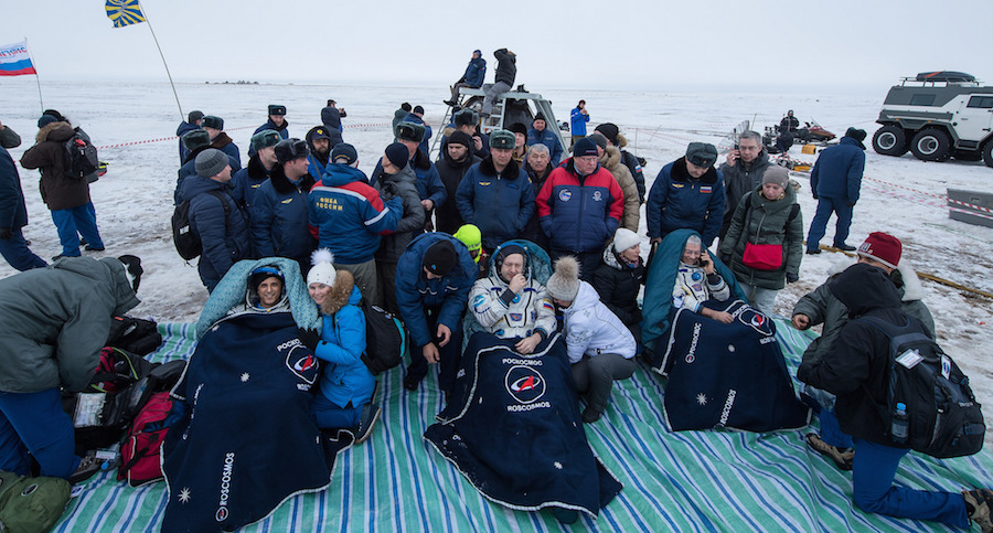 Russian Sub Safe After North Pole Plunge - CBS News