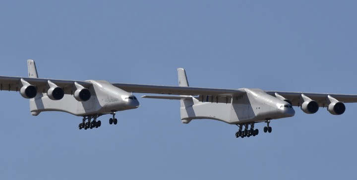 Photos: Stratolaunch's giant airplane flies over Mojave – Spaceflight Now