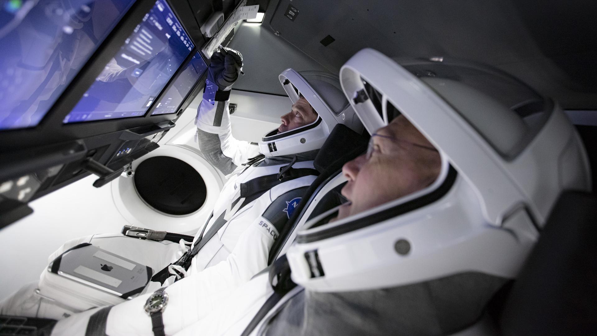 dragon x spacecraft interior