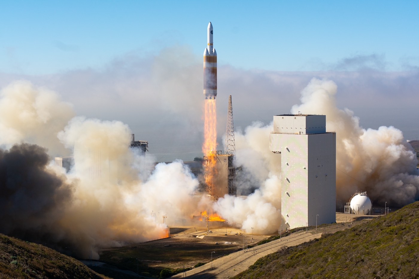 Delta 4-Heavy rocket deploys spysat on final planned mission from ‘Slick Six’ thumbnail