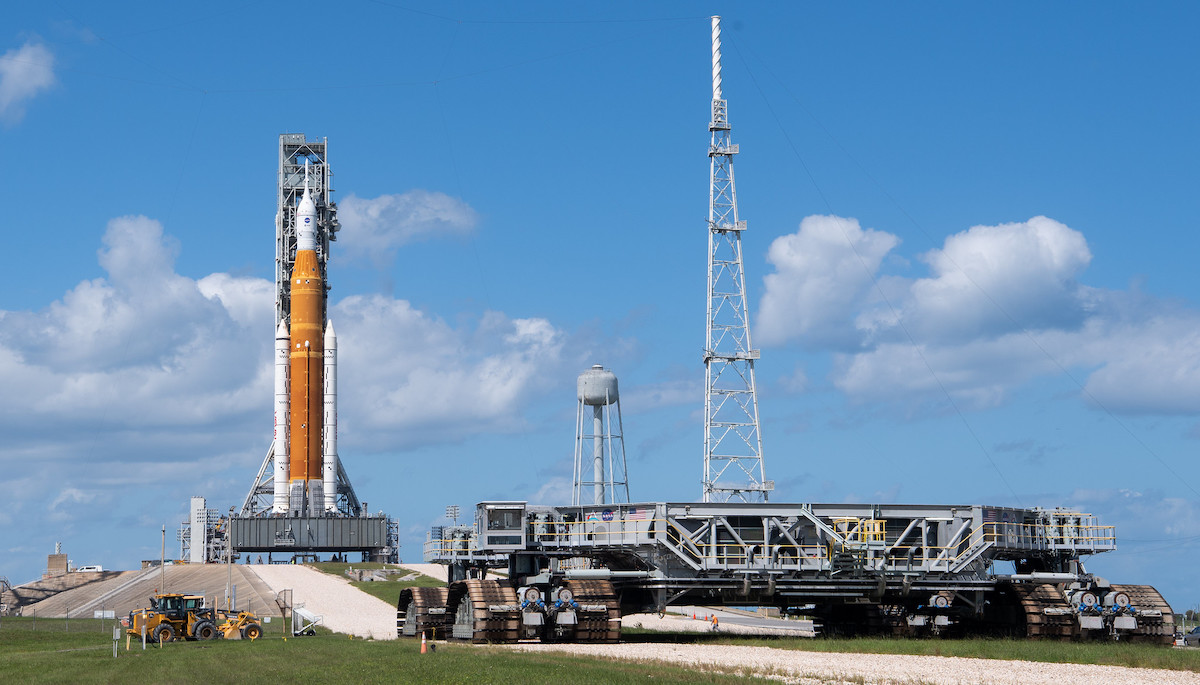 Hurricane Ian prompts NASA to move Artemis moon rocket back to its hangar thumbnail