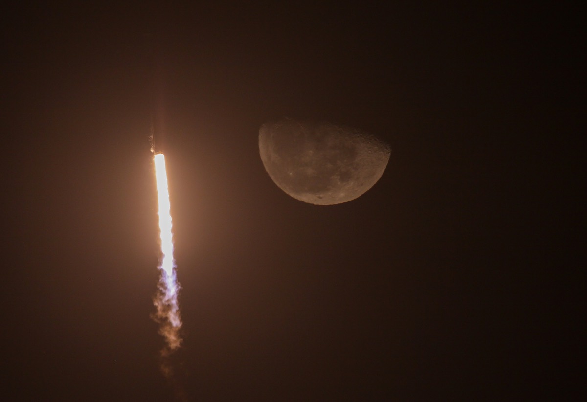 SpaceX breaks launch pad turnaround record with midnight mission