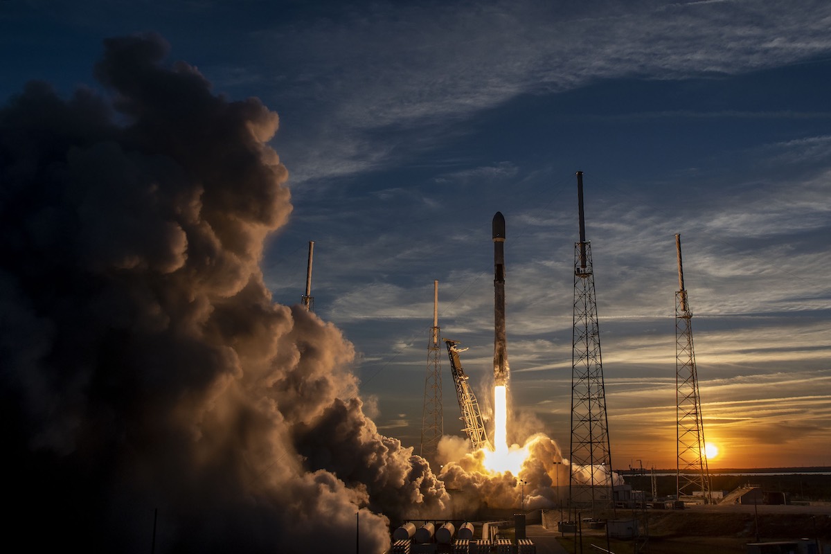 Watch SpaceX deploy its 1st V2 mini Starlink internet satellites