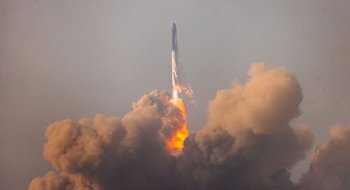 spacex-launches-largest-rocket-ever-built-but-test-flight-ends-in