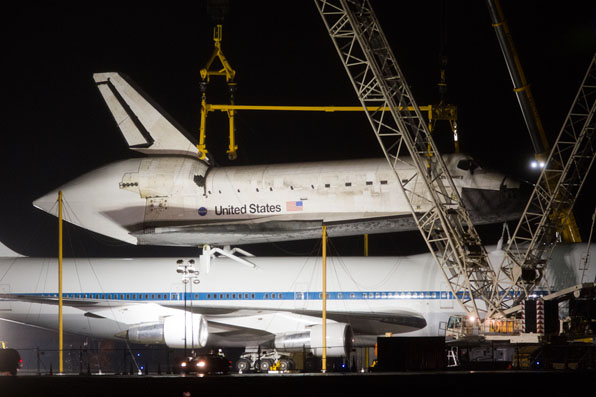 Spaceflight Now Sts 133 Discovery Ready For Offloading