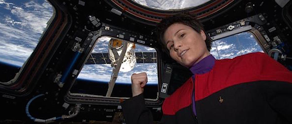Astronauts share views of Dragon cargo capsule