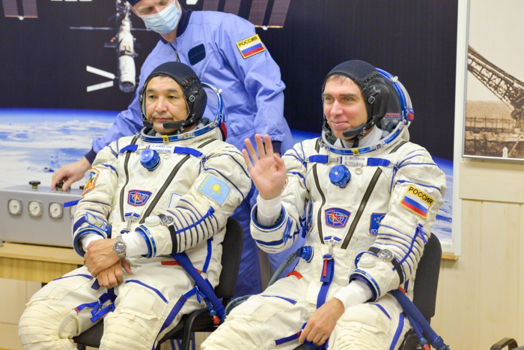 Photos: Three-man crew launched from steppes of Kazakhstan ...