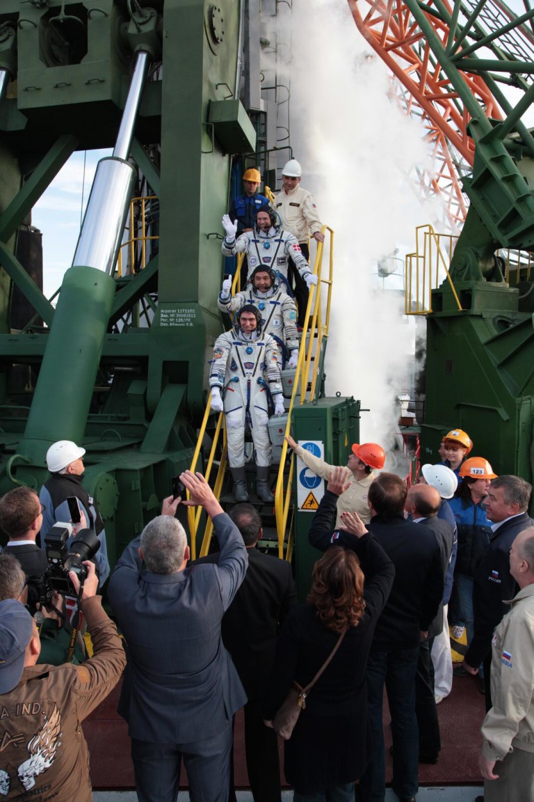 Photos: Three-man crew launched from steppes of Kazakhstan ...