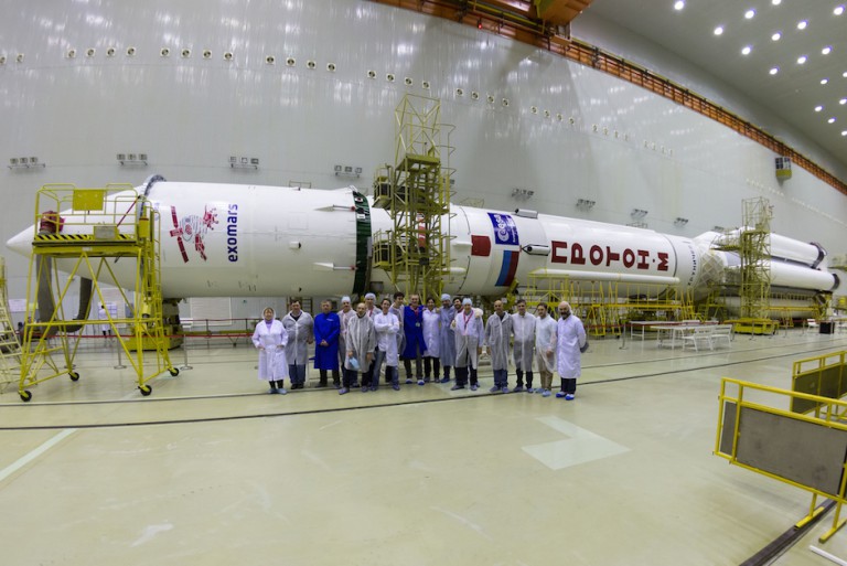 ExoMars2016_Baikonur_team_with_Proton_20