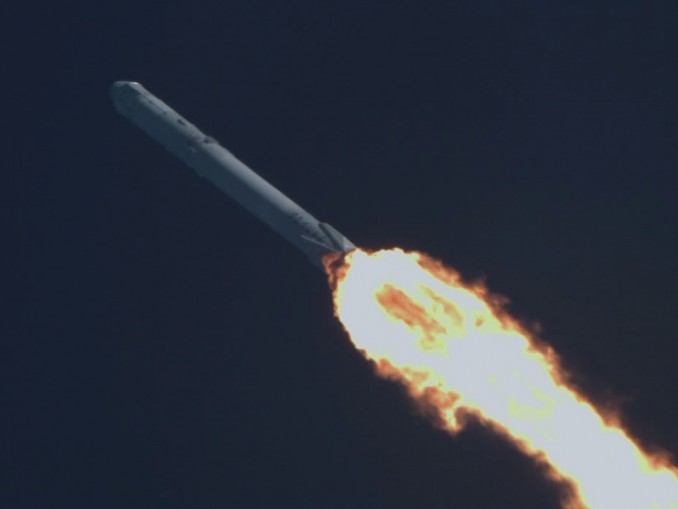 Newly-released videos show SpaceX payload fairing coming back to Earth ...