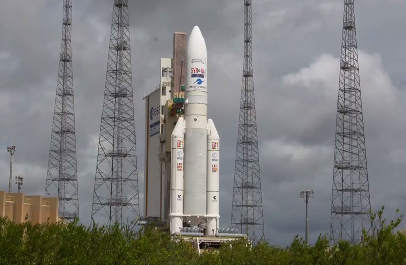 L’ultimo razzo Ariane 5 europeo a raggiungere la rampa di lancio per il conto alla rovescia finale: Spaceflight Now