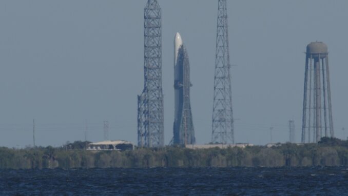 A Blue Origin New Glenn rocket stands at the pad at Launch Complex 36 (LC-36) ahead of the planned hot fire test schedule before its first launch. Image: Spaceflight Now